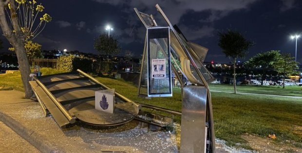 İstanbul'da kontrolden çıkan halk otobüsü İETT durağına girdi